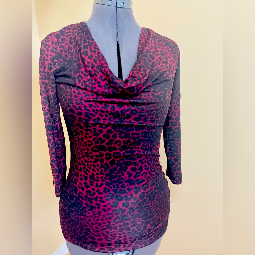 ♥️NWOT Jessica Top With Golden Buttons On The Sleeves 
Size XS